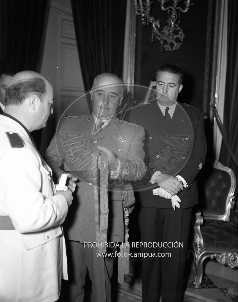 Franco recibe al Ayuntamiento de Espejo