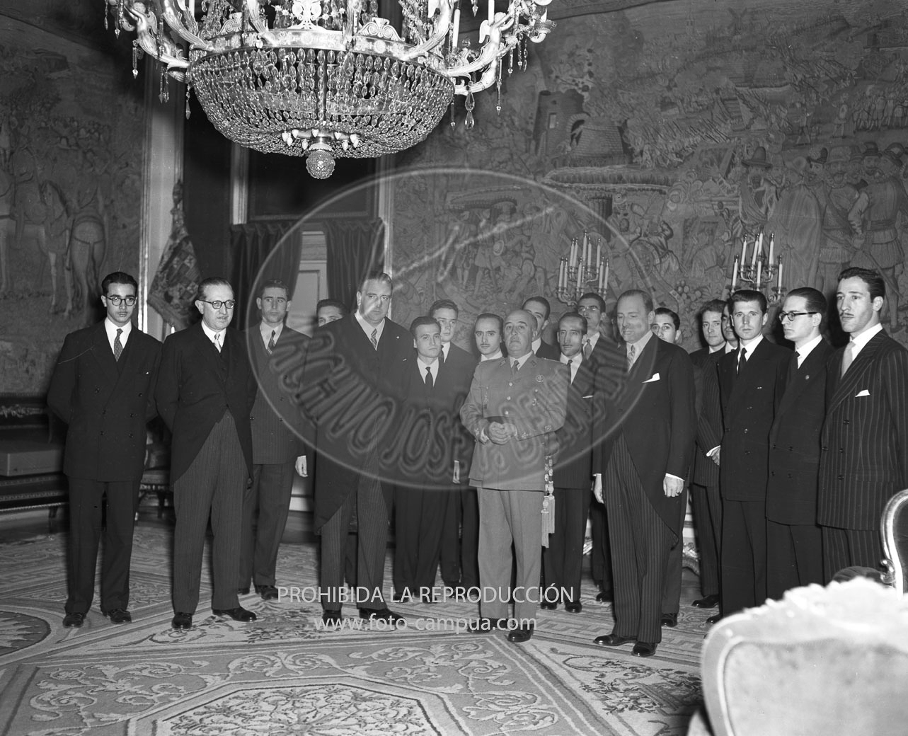 Franco recibe en audiencia a la nueva promocion del Cuerpo Diplomático