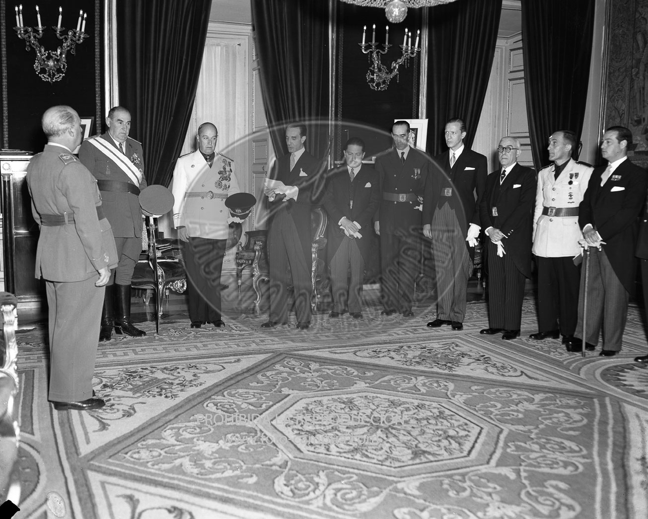 Franco recibe a una comisión de la ciudad de Granada