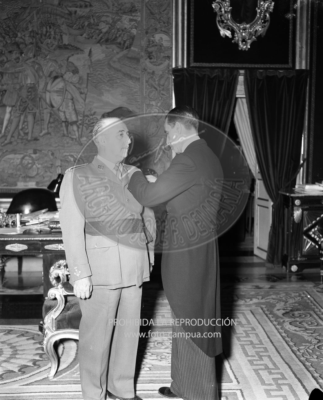 Franco recibe a una comisión de la ciudad de Granada