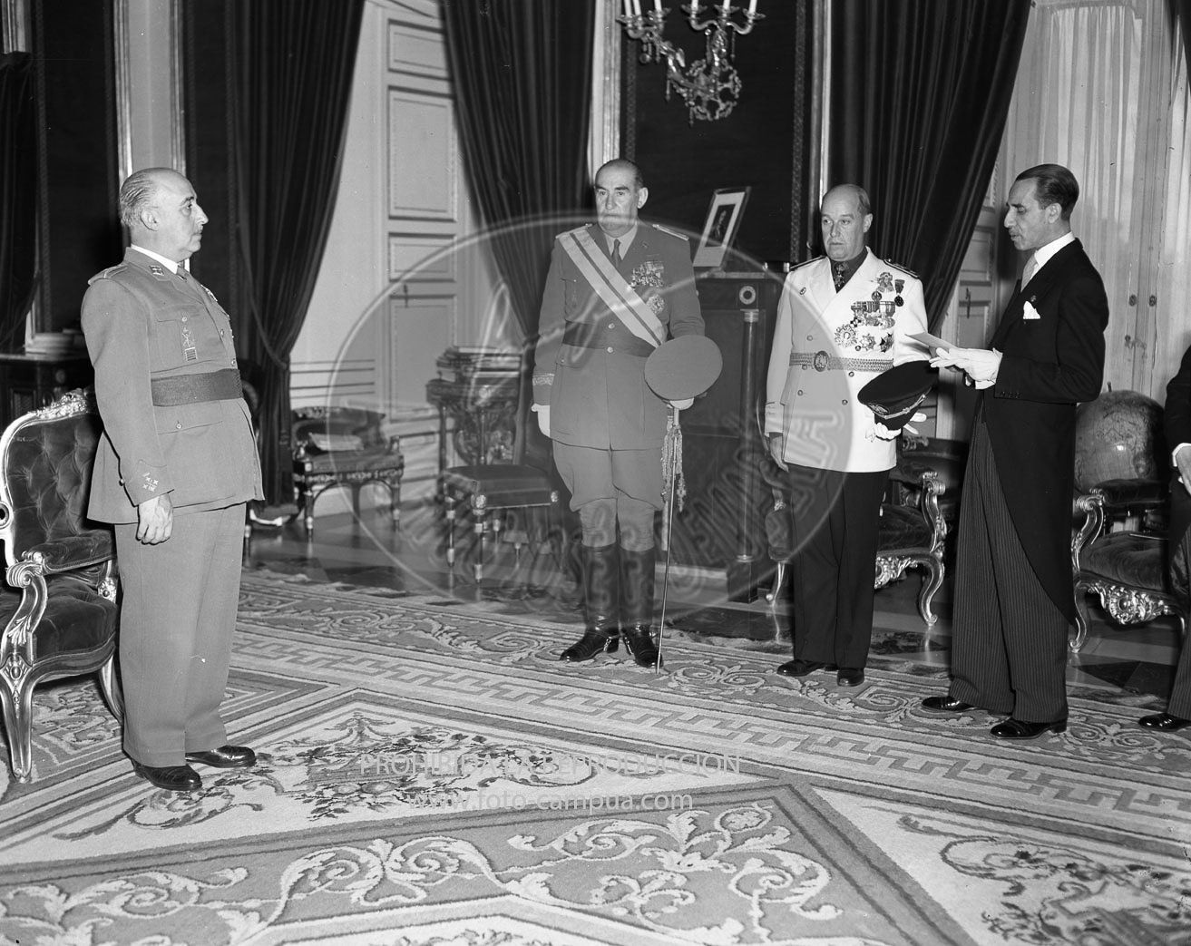 Franco recibe a una comisión de la ciudad de Granada