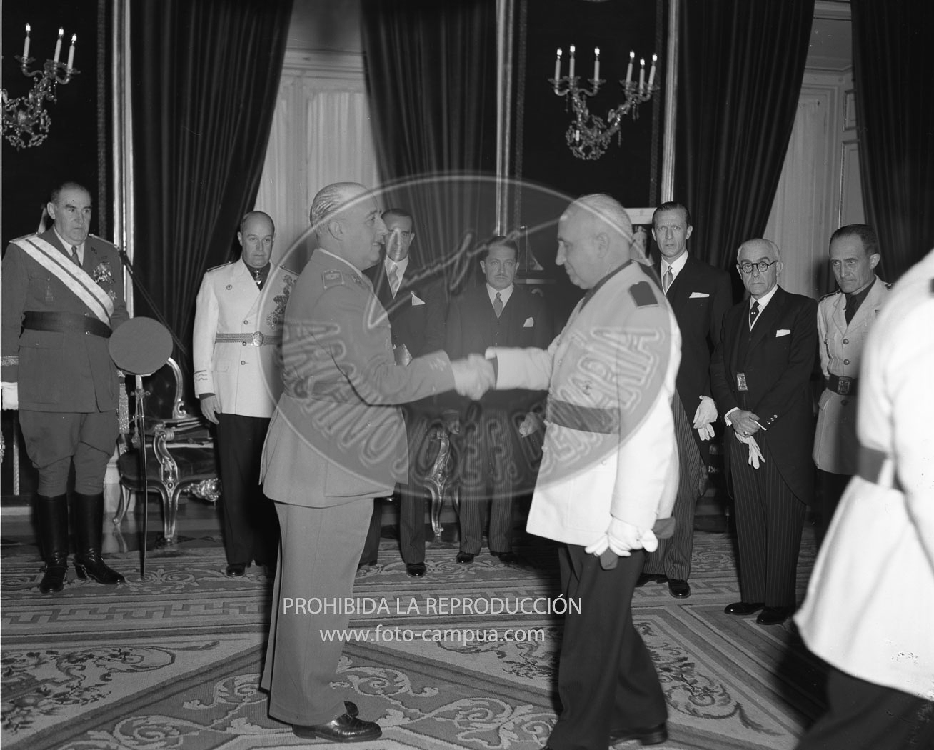 Franco recibe a una comisión de la ciudad de Granada