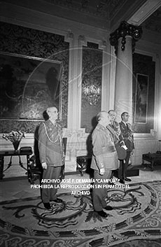 Audiencia en el Palacio de Pedralbes a la Junta Directiva de la Hermandad de Alféreces Provisionales de Barcelona.