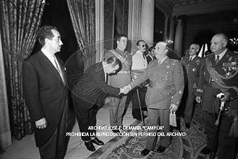 Audiencia en el Palacio de Pedralbes a la Junta Directiva de la Hermandad de Alféreces Provisionales de Barcelona.