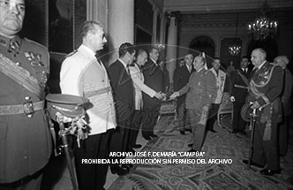Audiencia en el Palacio de Pedralbes a la Junta Directiva de la Hermandad de Alféreces Provisionales de Barcelona.