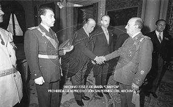 Audiencia en el Palacio de Pedralbes a la Junta Directiva de la Hermandad de Alféreces Provisionales de Barcelona.