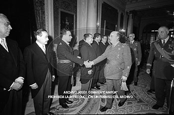 Audiencia en el Palacio de Pedralbes a la Junta Directiva de la Hermandad de Alféreces Provisionales de Barcelona.