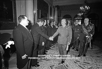 Audiencia en el Palacio de Pedralbes a la Junta Directiva de la Hermandad de Alféreces Provisionales de Barcelona.