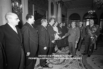 Audiencia en el Palacio de Pedralbes a la Junta Directiva de la Hermandad de Alféreces Provisionales de Barcelona.