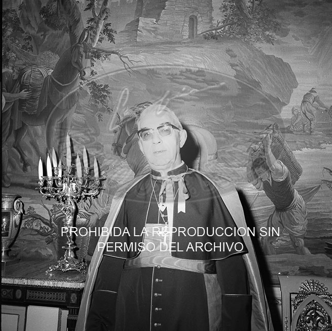 Franco recibe en audiencia especial al cardenal Arzobispo de Toledo D. Vicente Enrique Tarancón.
