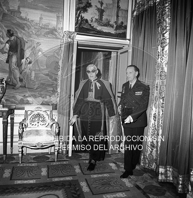 Franco recibe en audiencia especial al cardenal Arzobispo de Toledo D. Vicente Enrique Tarancón.