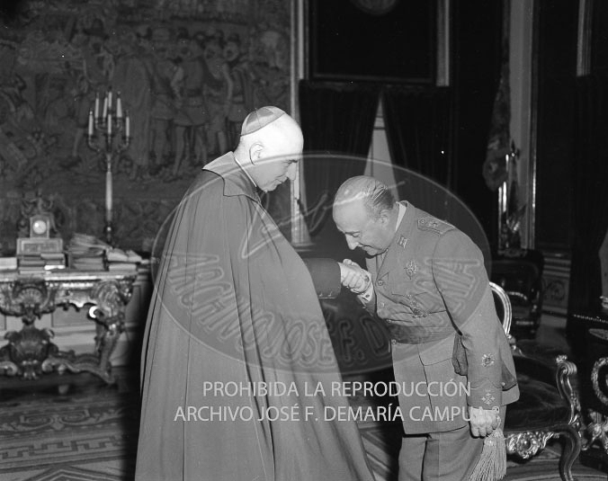 Franco recibe en audiencia a D. Angel Herrera Oria