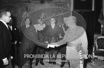 Franco recibe en audiencia a una Comisión de la Junta Directiva del Club Náutico de Madrid