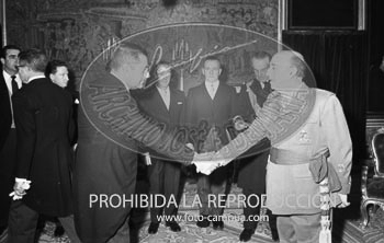 Franco recibe en audiencia a una Comisión de la Junta Directiva del Club Náutico de Madrid