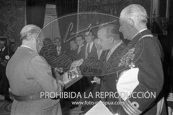 Franco recibe en audiencia a una Comisión de la Junta Directiva del Club Náutico de Madrid