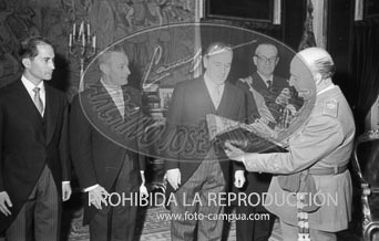 Franco recibe en audiencia a una Comisión de la Junta Directiva del Club Náutico de Madrid