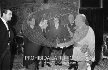 Franco recibe en audiencia a una Comisión de la Junta Directiva del Club Náutico de Madrid