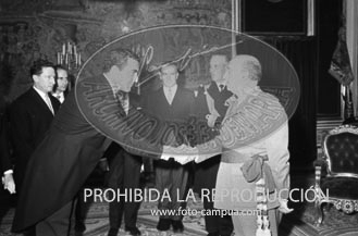 Franco recibe en audiencia a una Comisión de la Junta Directiva del Club Náutico de Madrid