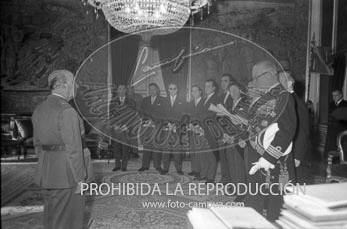 Franco recibe en audiencia a una Comisión de la Junta Directiva del Club Náutico de Madrid