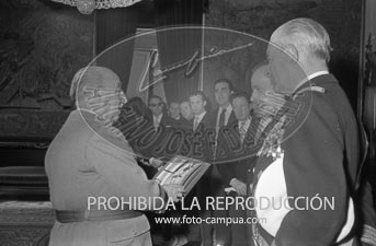 Franco recibe en audiencia a una Comisión de la Junta Directiva del Club Náutico de Madrid