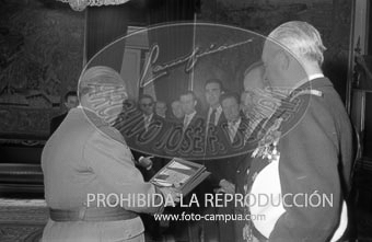 Franco recibe en audiencia a una Comisión de la Junta Directiva del Club Náutico de Madrid