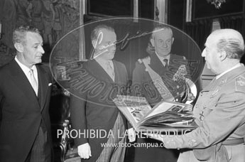 Franco recibe en audiencia a una Comisión de la Junta Directiva del Club Náutico de Madrid