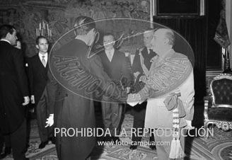 Franco recibe en audiencia a una Comisión de la Junta Directiva del Club Náutico de Madrid