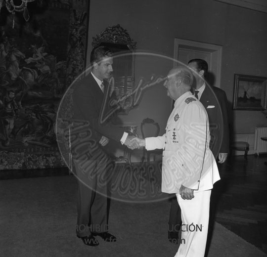 Franco recibe en audiencia a una comisión del Club Náutico de San Sebastián