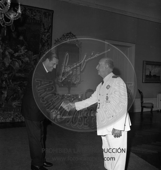 Franco recibe en audiencia a una comisión del Club Náutico de San Sebastián