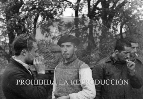 Prisioneros tomados en el frente de Vizcaya, cerca de Zarautz