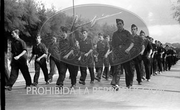 Desfile de Falange por las calles de Irún