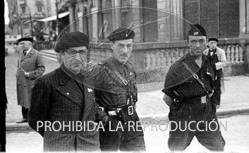 Desfile de Falange por las calles de Irún