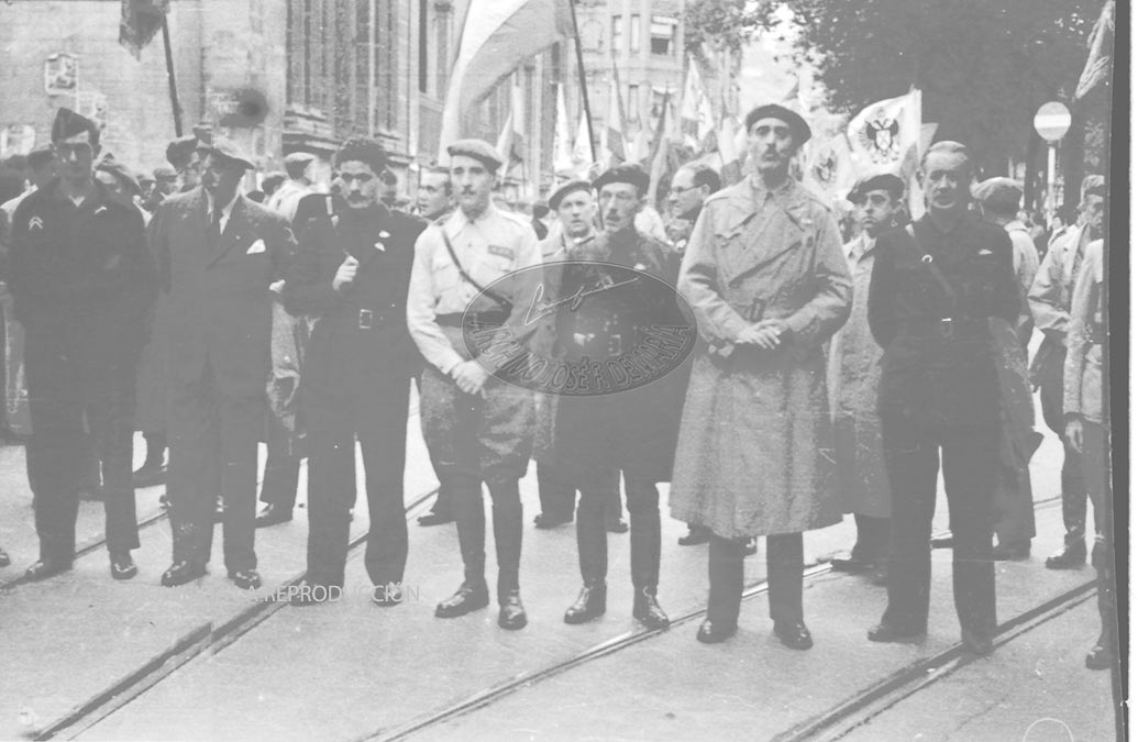 Desfile de Falange por las calles de Irún