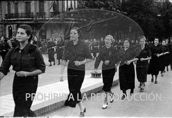 Desfile de Falange por las calles de Irún
