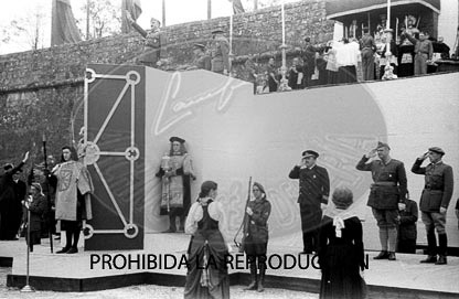 Imposición de la Cruz Laureada de San Fernando a Navarra