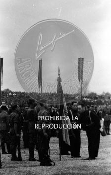 Imposición de la Cruz Laureada de San Fernando a Navarra