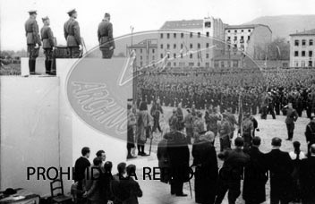 Imposición de la Cruz Laureada de San Fernando a Navarra