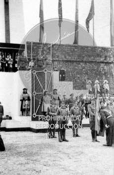 Imposición de la Cruz Laureada de San Fernando a Navarra