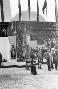 Imposición de la Cruz Laureada de San Fernando a Navarra