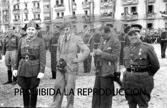 Imposición de la Cruz Laureada de San Fernando a Navarra