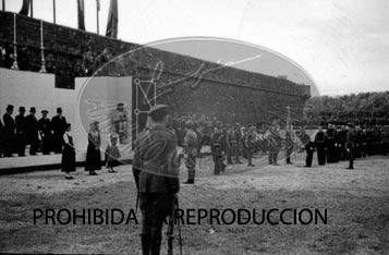 Imposición de la Cruz Laureada de San Fernando a Navarra