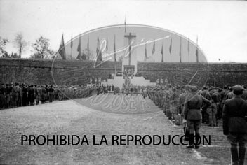 Imposición de la Cruz Laureada de San Fernando a Navarra