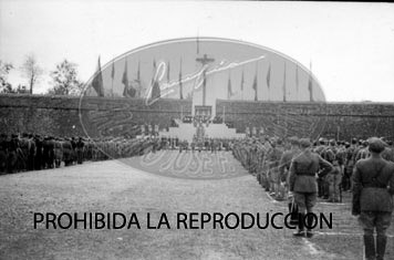 Imposición de la Cruz Laureada de San Fernando a Navarra