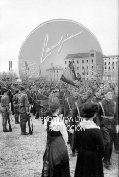 Imposición de la Cruz Laureada de San Fernando a Navarra