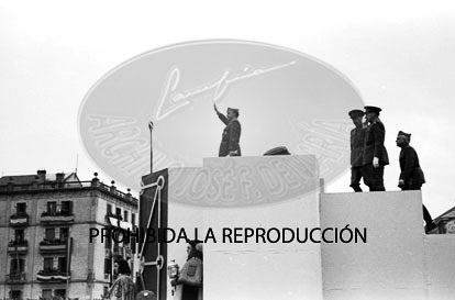 Imposición de la Cruz Laureada de San Fernando a Navarra