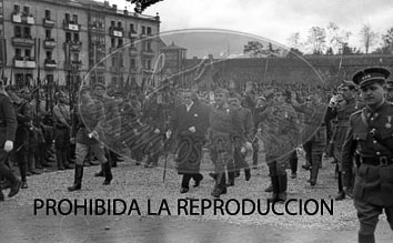 Imposición de la Cruz Laureada de San Fernando a Navarra