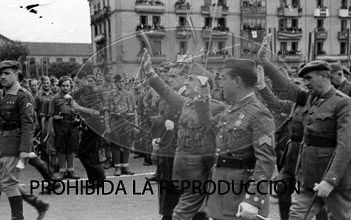 Imposición de la Cruz Laureada de San Fernando a Navarra