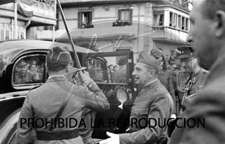 Imposición de la Cruz Laureada de San Fernando a Navarra