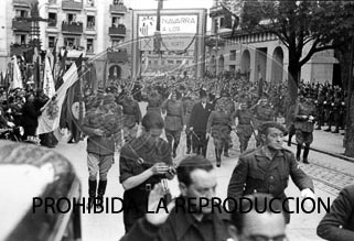 Imposición de la Cruz Laureada de San Fernando a Navarra