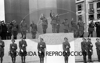 Imposición de la Cruz Laureada de San Fernando a Navarra